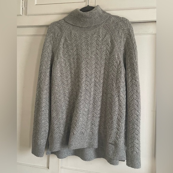 MICHAEL Michael Kors Gray Turtleneck Sweater. Pre-Owned. - Picture 4 of 8